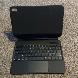 Magnetic wirelesss iPad 10th gen keyboard case with stick on Apple Pencil holder
